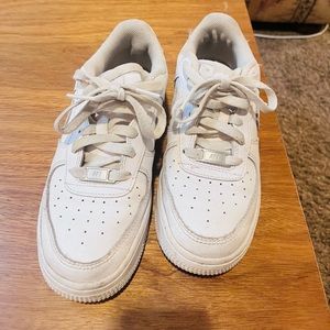 Nike air barely worn. Size women’s 6.5, Y4